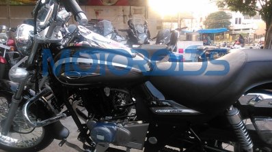 2016 Bajaj Avenger 220 Cruise fuel tank spied at a dealership