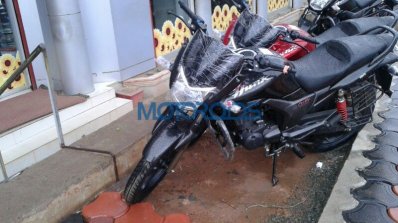 2016 Hero Hunk (facelift) head lamp snapped at a dealership