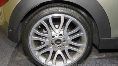 2016 Mini Convertible wheel at the 2015 Tokyo Motor Show