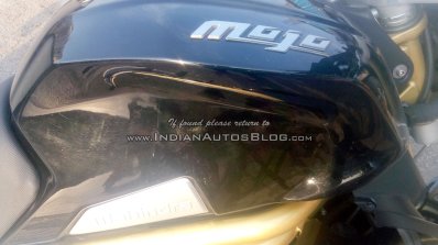 Mahindra Mojo black fuel tank spotted