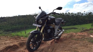 Mahindra Mojo front quarters in Images