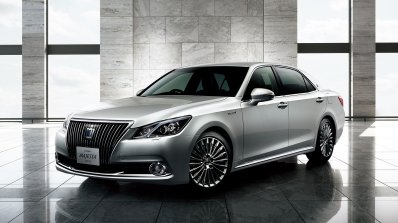 Toyota Crown Majesta front three quarter official