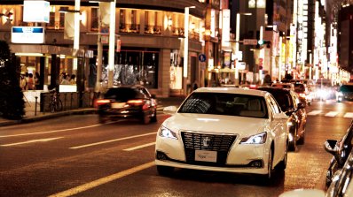 Toyota Crown Royal front official
