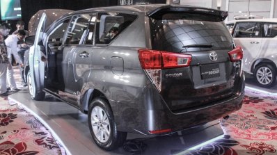 2016 Toyota Innova grey D-pillar world premiere photos