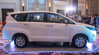 2016 Toyota Innova right side world premiere photos