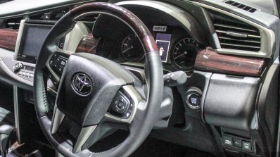 2016 Toyota Innova steering wheel trim world premiere photos