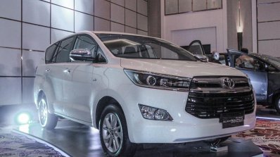 2016 Toyota Innova white front quarter right world premiere photos