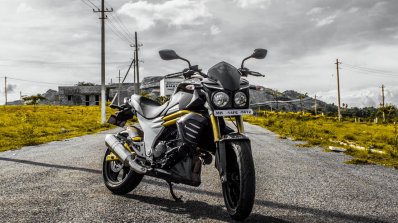 Mahindra Mojo black front quarter right review