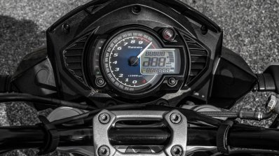 Mahindra Mojo black instrument cluster review