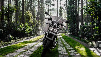 Mahindra Mojo grass land front review