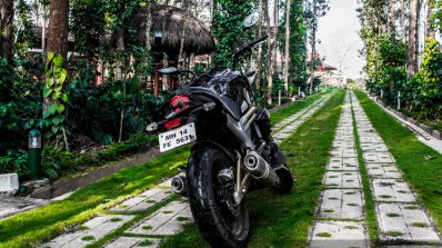 Mahindra Mojo grass land rear quarter review