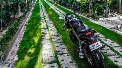 Mahindra Mojo grassland rear review