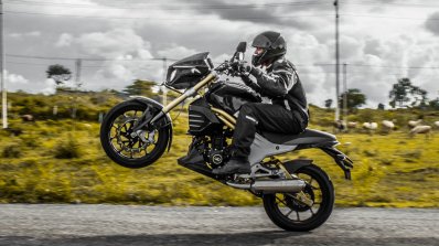 Mahindra Mojo wheelie side wallpaper