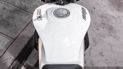 Mahindra Mojo white fuel tank top view review
