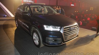 2016 Audi Q7 front three quarter (1) launched in India