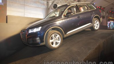 2016 Audi Q7 front three quarter launched in India