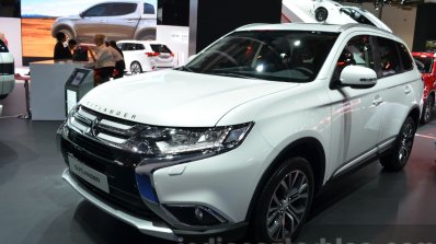 2016 Mitsubishi Outlander front three quarters at 2015 Frankfurt Motor Show