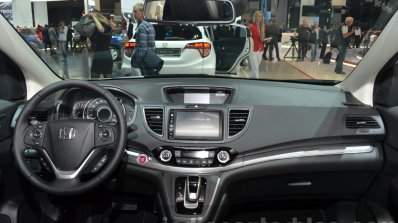Honda CR-V facelift dash at 2015 Frankfurt Motor Show