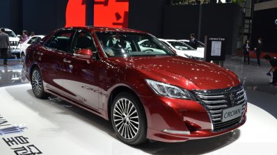 Toyota Crown front three quarters 1 at 2015 Shanghai Auto Show