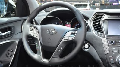 2016 Hyundai Santa Fe (facelift) steering wheel at 2016 Geneva Motor Show