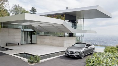 2016 Mercedes E-Class E 400 4MATIC front three quarters left side parked selenit grey magno