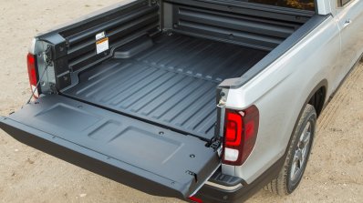 2017 Honda Ridgeline tailgate bottom-hinged