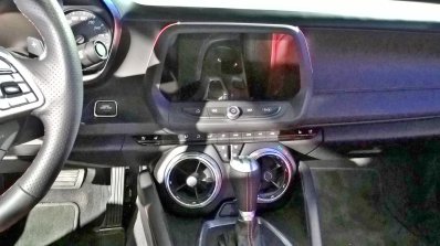 2016 Chevrolet Camaro SS (Auto Expo 2016) centre console