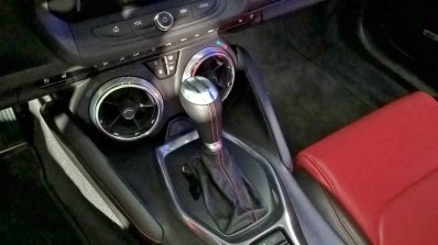 2016 Chevrolet Camaro SS (Auto Expo 2016) gearshift lever