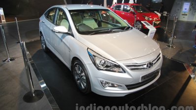 2016 Hyundai Verna front three quarters left at Auto Expo 2016