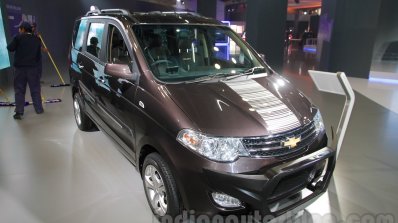 Chevrolet Enjoy special edition front left three quarter at 2016 Auto Expo