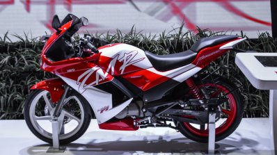 Hero Karizma ZMR red and white side at Auto Expo 2016