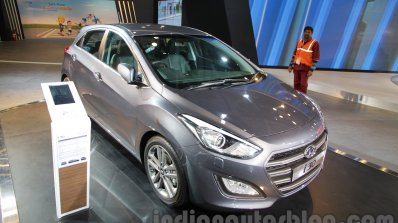 Hyundai i30 front three quarters left at 2016 Auto Expo