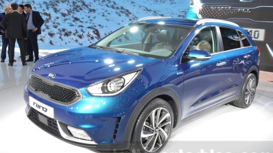Kia Niro front three quarter at the 2016 Geneva Motor Show Live