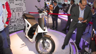 Mahindra GenZe front three quarters at Auto Expo 2016