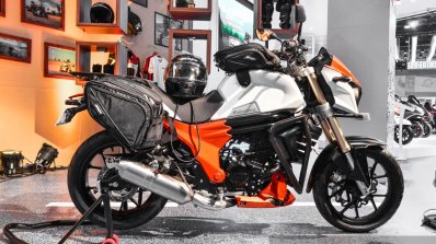 Mahindra Mojo accessories touring side at Auto Expo 2016