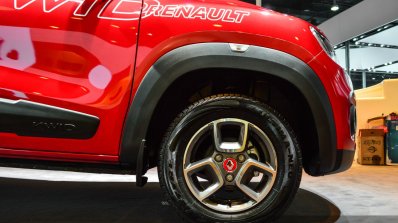 Renault Kwid custom alloy wheel at Auto Expo 2016