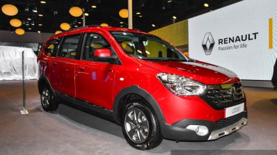 Renault Lodgy World Edition front three quarter at the Auto Expo 2016