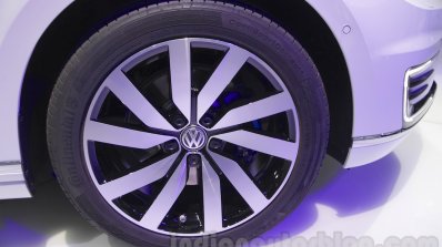 VW Passat GTE wheel at 2016 Auto Expo
