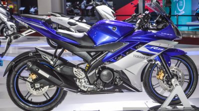 Yamaha R15 V2 Revving Blue side at Auto Expo 2016