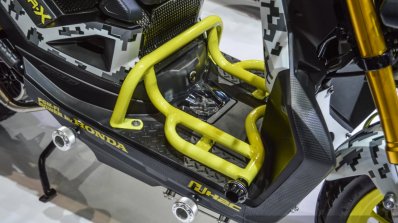 Honda Zoomer-X by X-Paint frame sliders at 2016 BIMS