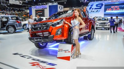 Isuzu D-Max V-Cross Limited front three quarter at 2016 BIMS