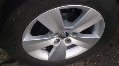 Skoda Rapid facelift wheel spied up close