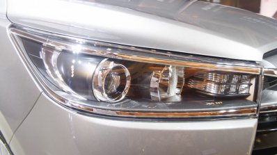 Toyota Innova Crysta 2.4 Z headlamp images