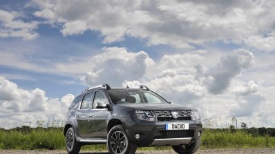 2017 Dacia Duster front three quarters