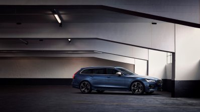 Volvo V90 R-Design right side