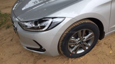 2016 Hyundai Elantra headlamp fully revealed in India, arrives at dealer yard