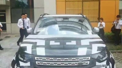 2017 Land Rover Discovery front spy shot