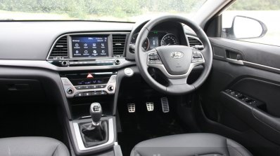 2016-hyundai-elantra-cockpit-review