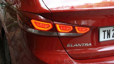 2016-hyundai-elantra-taillight-review