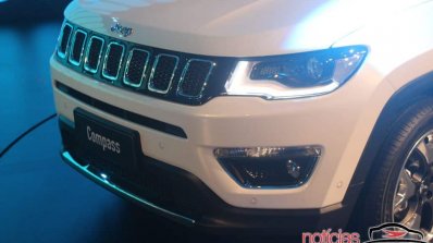 2017 Jeep Compass grille live image